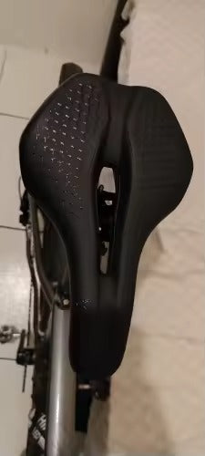 Enfant dormant avec l'oreiller Le P'tit Loup