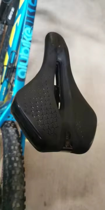 Enfant dormant avec l'oreiller Le P'tit Loup