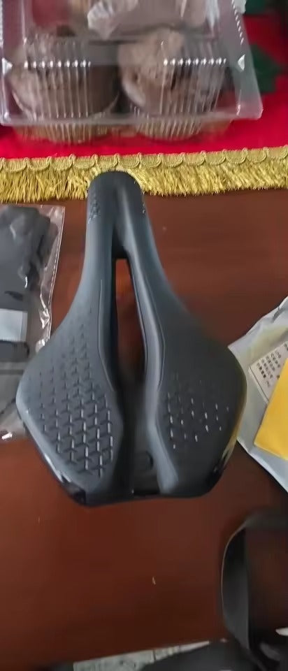 Enfant dormant avec l'oreiller Le P'tit Loup