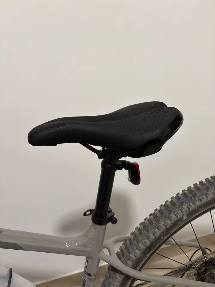 Enfant dormant avec l'oreiller Le P'tit Loup