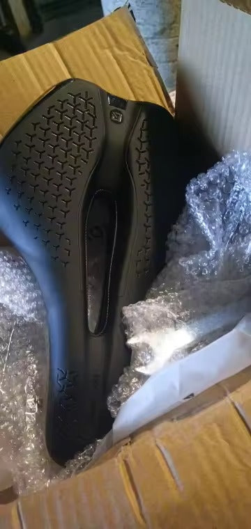 Enfant dormant avec l'oreiller Le P'tit Loup